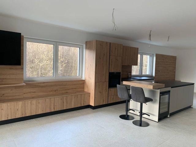 Exklusive, teilmöblierte 3 Zimmer Wohnung mit Dachterrasse und Garage
