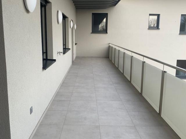 Exklusive, Teilmöblierte 3 Zimmer Wohnung mit Dachterrasse und Garage