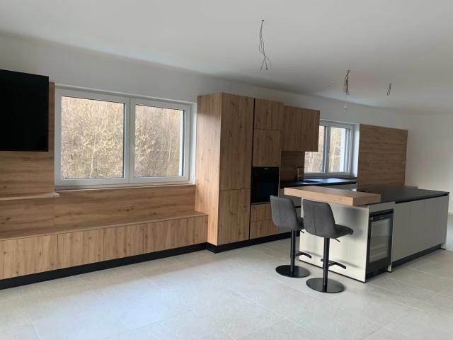 Exklusive, teilmöblierte 3 Zimmer Wohnung mit Dachterrasse und Garage