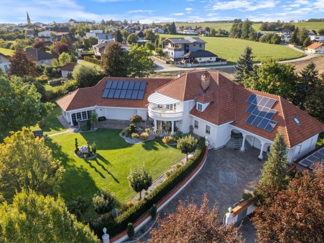 Exklusive Traumvilla in Allhaming: Gartenanlage, hervorragende Technik, Wellnessoase in absoluter Ruhelage!