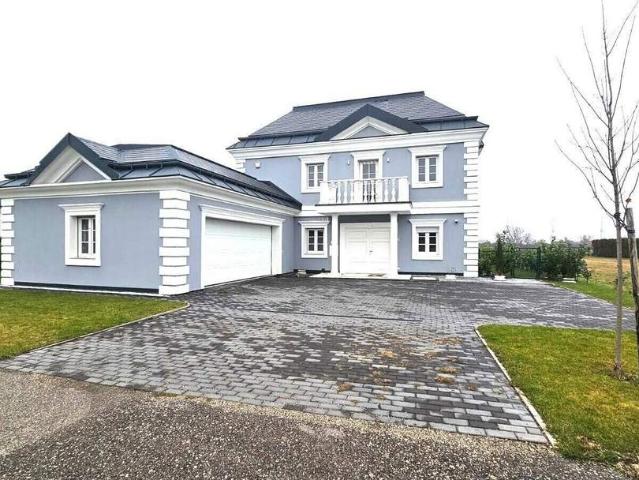 Exklusive Villa in Ebreichsdorf: Ihr Traumhaus mit Garten, Pool und 5 Zimmern!