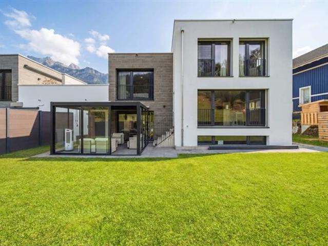 EXKLUSIVE VILLA MIT BERGPANORAMA, SAUNA UND WINTERGARTEN