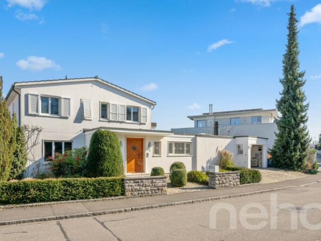 Exklusive Villa mit Galerie, Indoor Pool und Gartenidylle