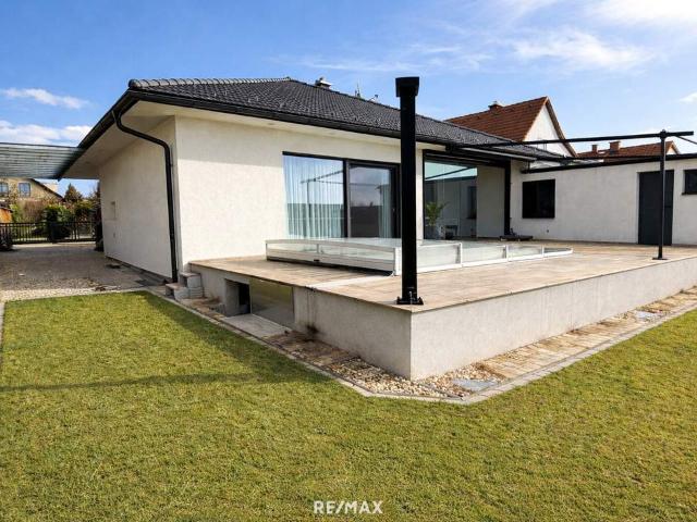Exklusiver Bungalow mit Einleger Wohnung, Pool & Vollkeller