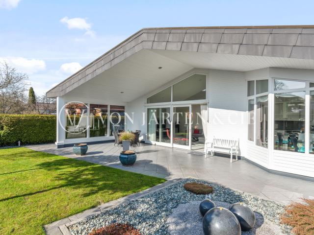 EXKLUSIVER BUNGALOW MIT GROßZÜGIGER ARCHITEKTUR