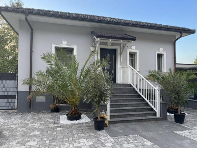 Exklusiver Bungalow mit Swimmingpool & ausgebautem Wohnkeller in Kapellerfeld