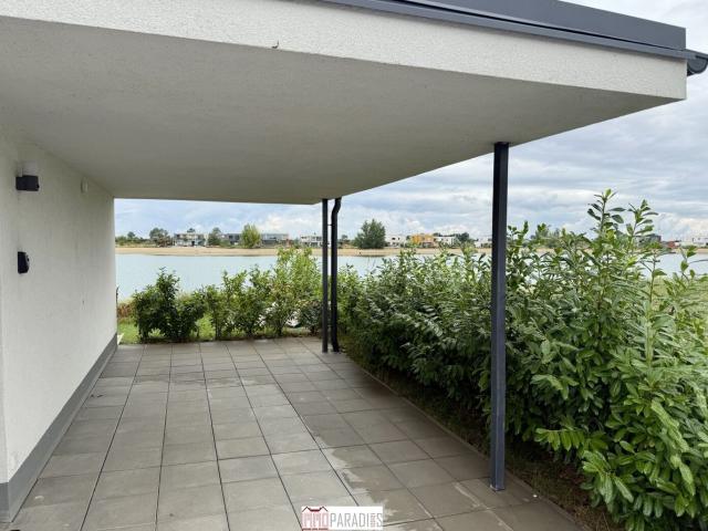 EXKLUSIVER BUNGALOW AM SEE ERSTE REIHE MIT TRAUMHAFTEM AUSBLICK