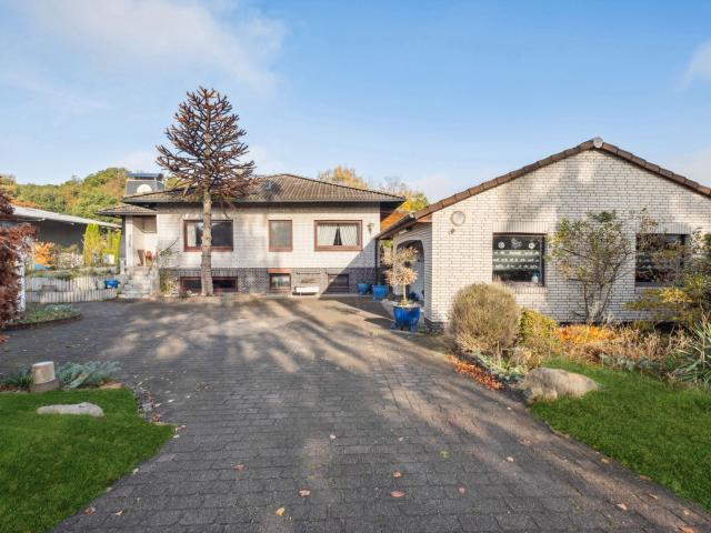 Exklusiver Winkel Bungalow mit Vollkeller, Garagenbau und Gewächshaus in Stove / Drage