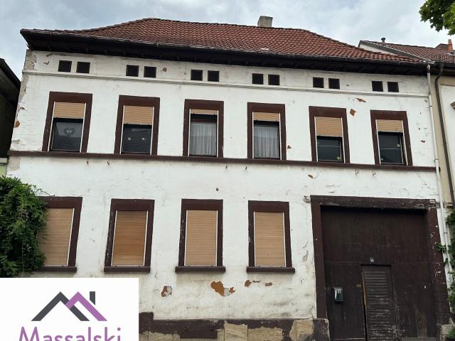 EXKLUSIVES MODERNISIERUNGSANGEBOT * Kernsan.bedürftiges Bauernhaus mit Scheune, Innenhof und Nebengebäude im Ortskern von Weisenheim am Sand