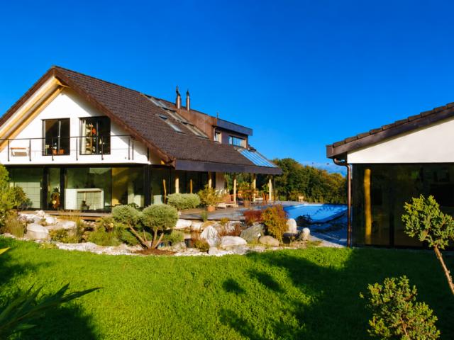 Exklusives Anwesen mit Villa, Nebenhaus, separater Wohneinheit, Praxis, Einstellhalle, Pool u. v. m