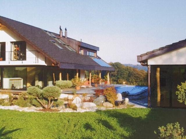 Exklusives Anwesen mit Villa, Nebenhaus, separater Wohneinheit, Praxis, Einstellhalle, Pool u. v. m