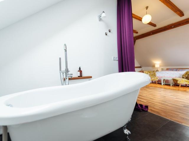 Exklusives Apartmenthaus mit Fünf Suiten und Über 5 Ha Naturfläche