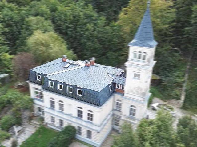 Exklusives Dachgeschoß Juwel in Turmvilla mit großem Gartenanteil