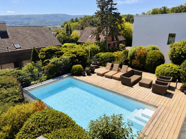 Exklusives Design Einfamilienhaus mit Pool in Oberwil