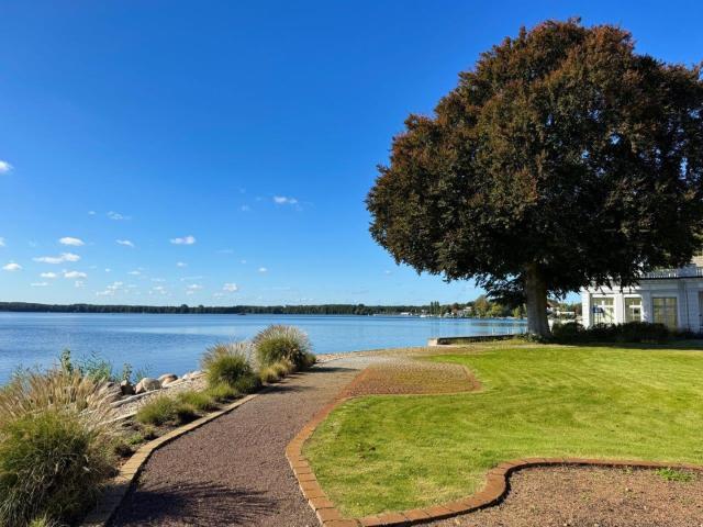 Exklusives EG Apartment mit 186 m², Seeblick, Terrasse und Kamin direkt am Müggelsee