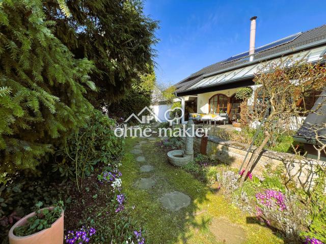 Exklusives Ein Zweifamilienhaus mit Pool in ruhiger Lage