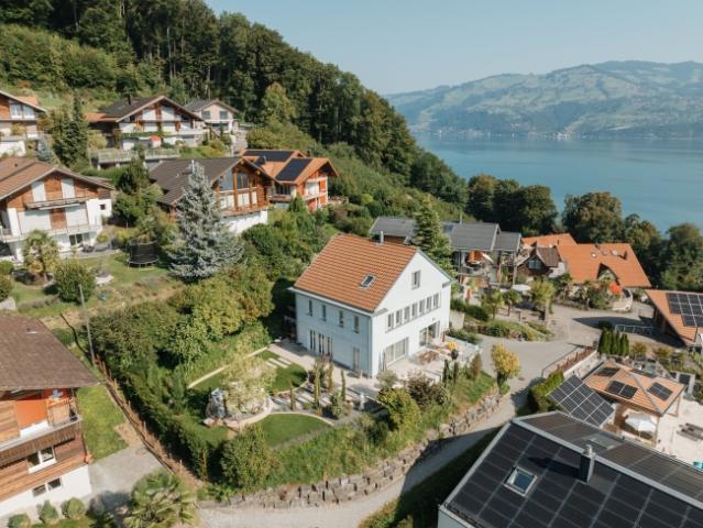 Exklusives Einfamilienhaus über dem Thunersee Licht. Raum. Aussicht