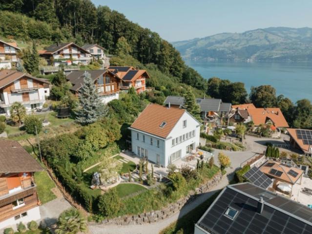 Exklusives Einfamilienhaus über dem Thunersee Licht. Raum. Aussicht