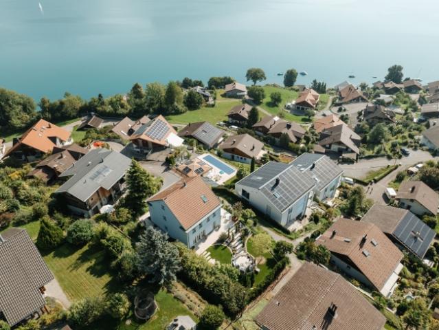 Exklusives Einfamilienhaus über dem Thunersee Licht. Raum. Aussicht