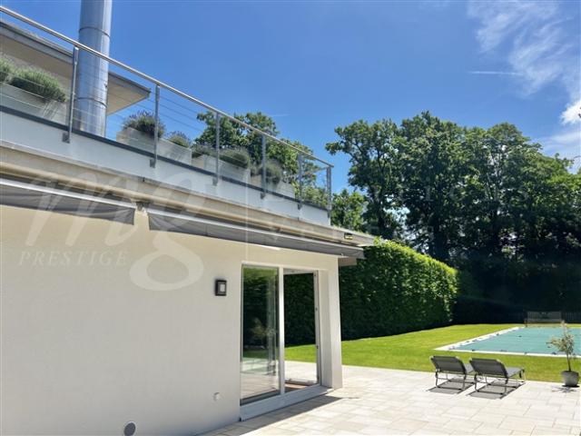 Exklusives HERVORRAGENDES, ZEITGENÖSSISCHES HAUS MIT 300 M² GROSSEM GARTEN UND SWIMMINGPOOL
