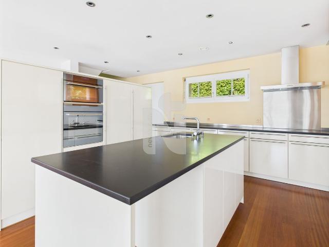 Exklusives, lichtdurchflutetes 6.5 Zimmer Einfamilienhaus mit Weitblick, Lift, Garten und Dachterrasse | dreamo. Ch