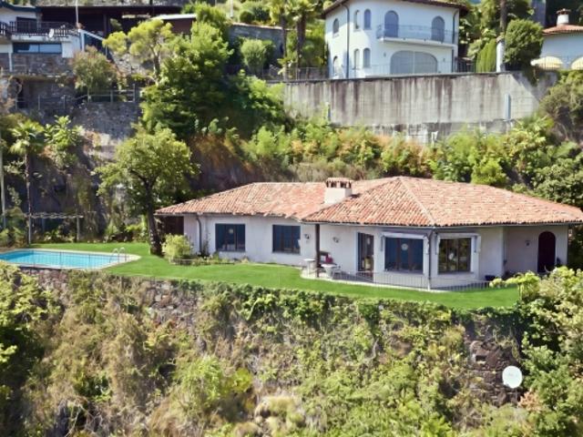 Exklusives, renovierungsbedürftiges Haus mit Pool und toller Aussicht