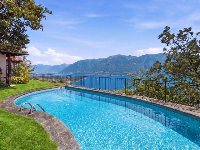 Exklusives, renovierungsbedürftiges Haus mit Pool und toller Aussicht