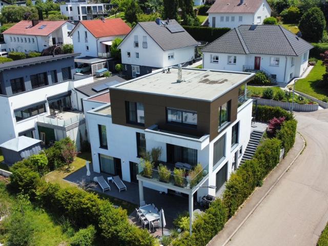 Terrassenhaus mit ELW, 4 Bädern, Wellness Bereich und hochwertiger Ausstattung in Hanglage