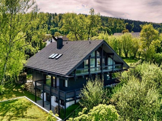 Exklusives Wohn und Geschäftshaus im HUF Holzhaus Design in Ortsrandlage