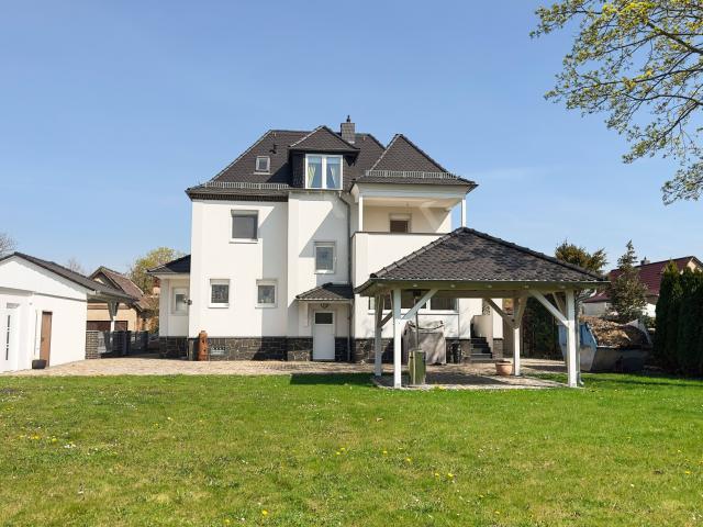 Exklusives Wohnen in Leipzig Stilvolle Villa mit großzügigem Grundstück in Seenähe