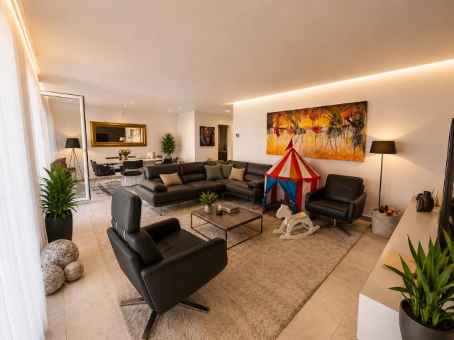 Exklusives Wohnerlebnis: Urbane Maisonette mit privater Wellness Oase und Aussicht