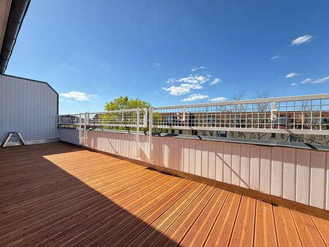 Exklusives 4 Zimmer Penthouse in Spandau mit sonnigem 18,5 m² Balkon und zwei Bädern. Frisch renoviert !