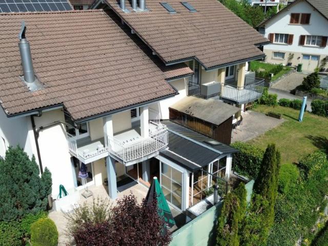 Exklusives 6.5 Zimmer Doppeleinfamilienhaus mit sonnigem Wintergarten und viel Wohnkomfort