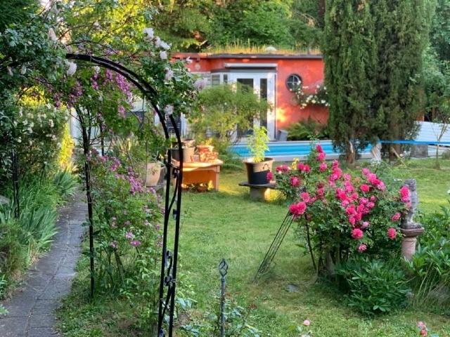 Exklusives 7.5 Z' Einfamilienhaus mit zwei separaten unabhängigen Wohneinheiten und Pool