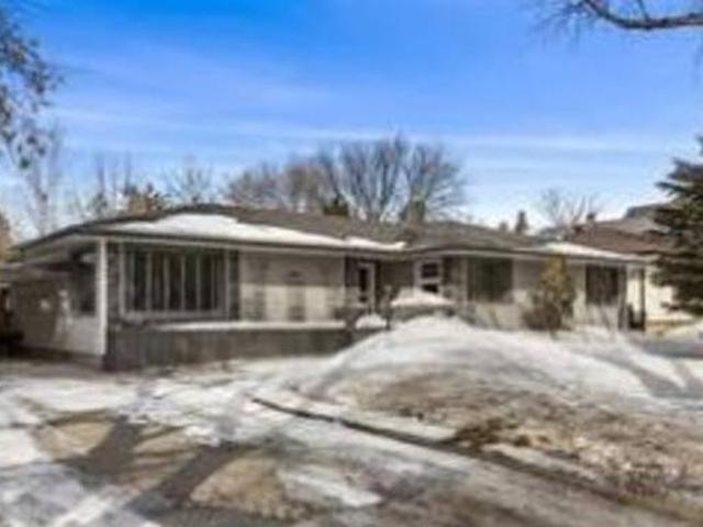 EXPANSIVE BUNGALOW ON 3 CITY LOTS OVERLOOKING WASCANA PARK