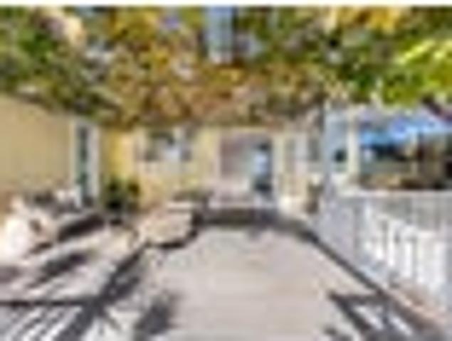 EXPANSIVE FAMILY HOME