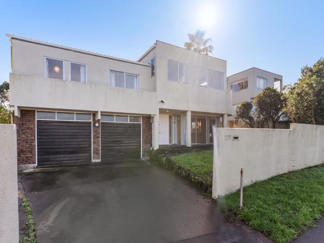 Expansive Family Living with Sea Views