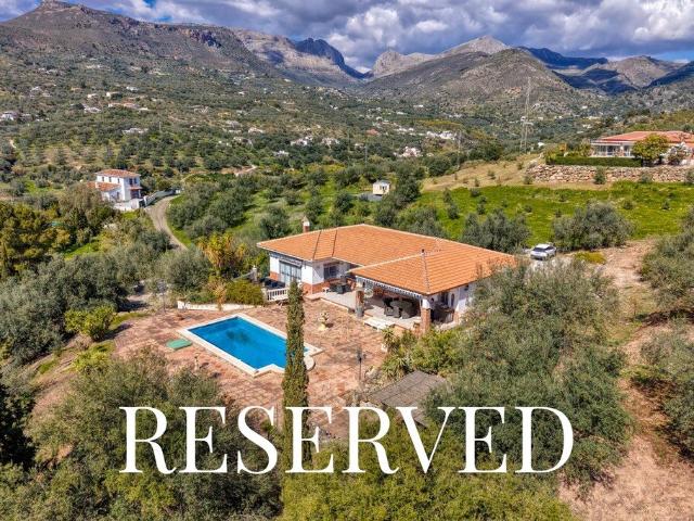 Expat Real Estate presenta esta casa de campo con piscina, a. 258m² Alcaucín