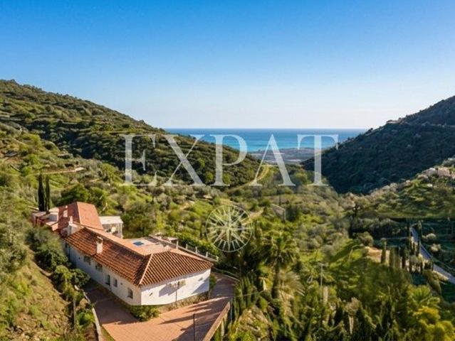 Expat Real Estate presenta esta impresionante villa con pisc. 199m² Arenas