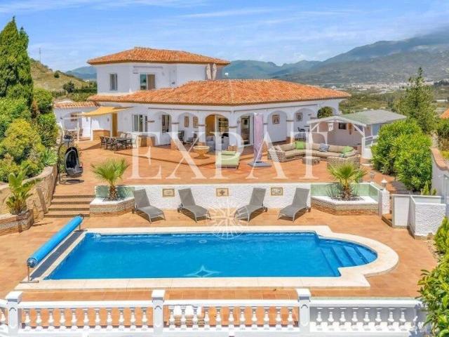 Expat Real Estate presenta esta villa independiente con impr. 242m² Almayate Bajo