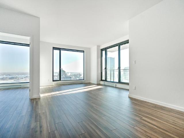 Experience the pulse of downtown Montreal at Allegra and Le V, where lively streets, top dining spots, and endless enter