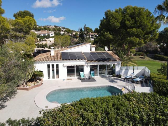 Experimente la vida refinada en esta villa recién renovada. 287m² Benissa
