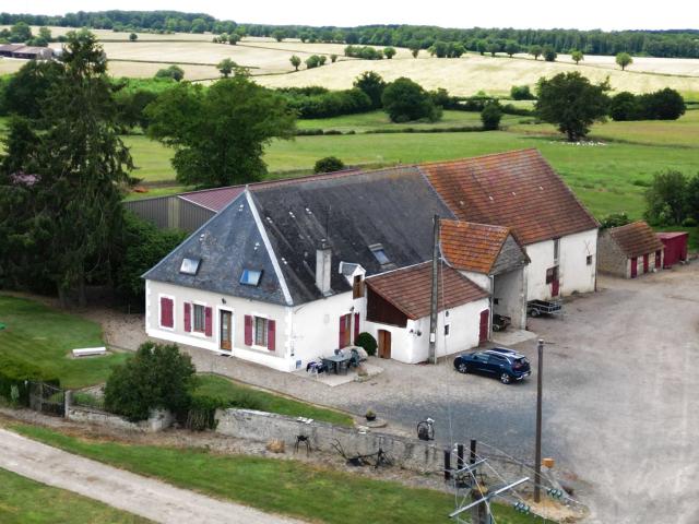 Exploitation agricole de 100 ha avec gîte, bâtiments d'éleva. 155m² La Berthenoux