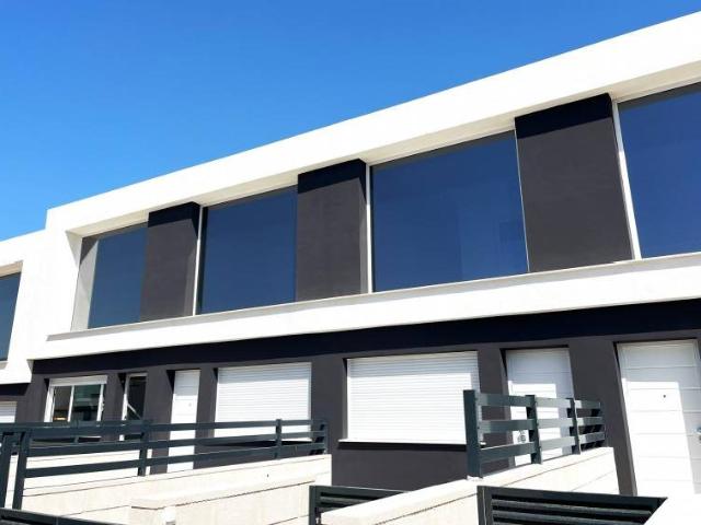 Explora las elegantes casas adosadas en el vibrante Gran Ala. 117m² Alacant