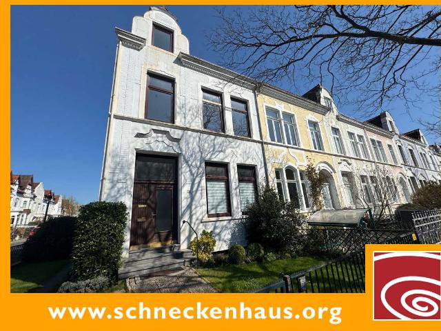 Exponierte Lage, Wachmannquartier! Altbremer 2 Familienhaus, 6 Garagen, eine Wohnung frei!