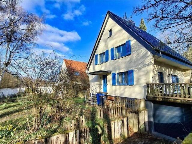 Exponierte Waldrandlage in Bad Homburg: 698 m² Grundstück mit Haus, Ofen, Garten, Terrasse, Balkon & Neubaupotenzial