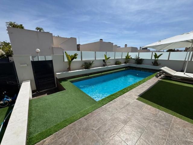 Exquisito Chalet Independiente en Villamartín Lujo, Playa y Calidad de Vida en Orihuela Costa