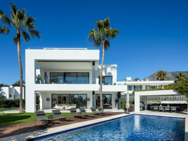 Exquisita Villa Contemporánea en Altos de Puente Romano