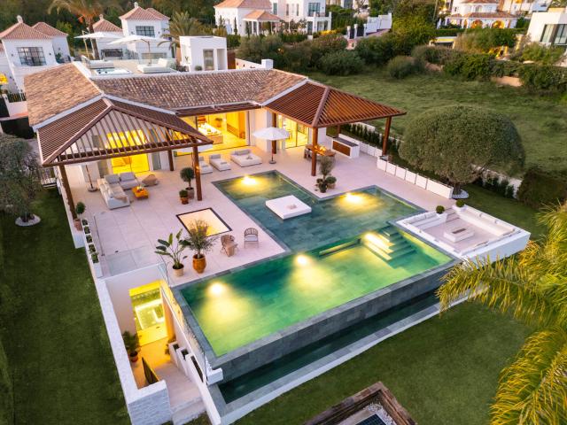 Exquisita Villa en Primera Línea de Golf con Vistas Impresionantes en Nueva Andalucía