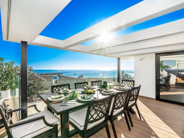 Exquisita Villa Moderna con Vistas al Mar y Lujosas Amenidades en la Milla de Oro de Marbella